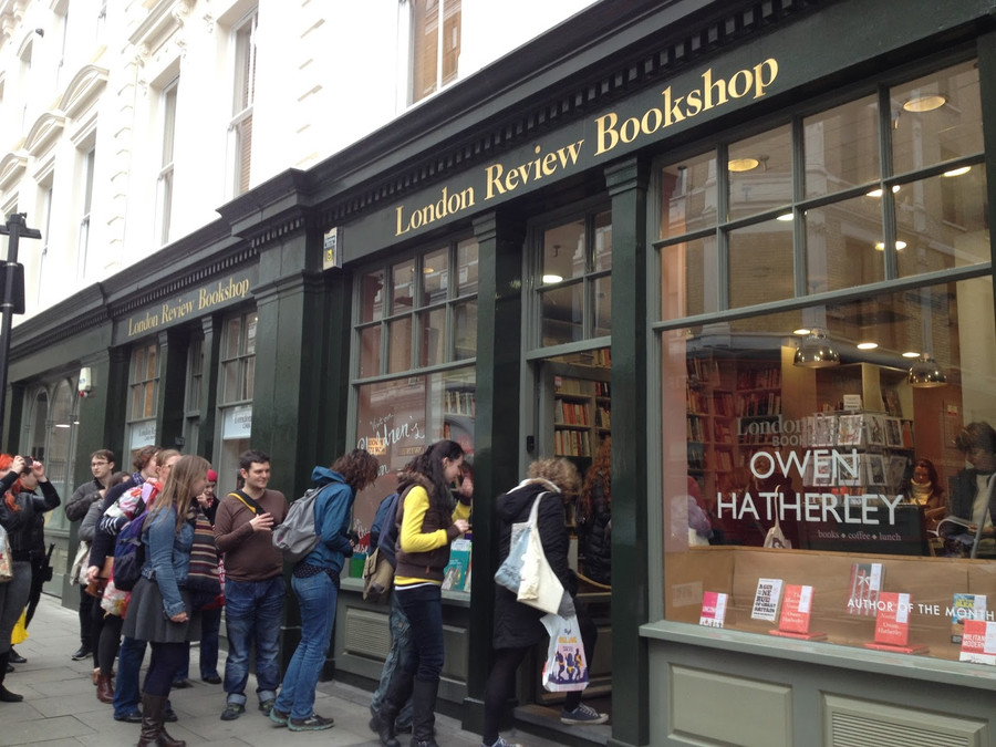 Một hiệu sách được nhiều người ưa thích trên phố Haterley.