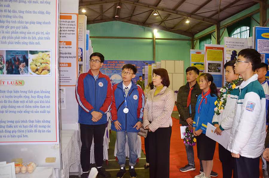 Lãnh đạo tỉnh Quảng Ninh và học sinh tại cuộc thi KHKT dành cho học sinh trung học