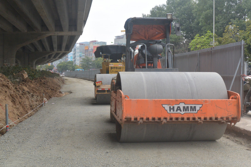 Thời gian thi công chỉ trong 1 tháng, nên các nhà thầu làm hình thức quấn chiếu, xén dải phân cách đến đâu sẽ thảm bê tông ngay đến đó DSC_9139