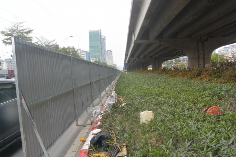 Rào chắn được lắp đặt khá chắc chắn, theo đúng quy định của Sở GTVT Hà Nội để đảm bảo công tác thi công DSC_9152