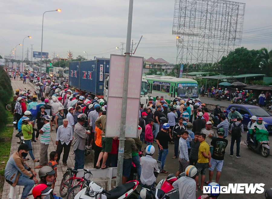 Nhân chứng bàng hoàng kể giây phút container "nuốt" hàng chục người và xe máy xuống gầm ở Long An