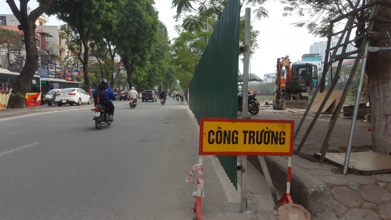 Ông Ngô Mạnh Tuấn, Phó Giám đốc Sở GTVT Hà Nội cho biết, nhà thầu nào không thực hiện đúng quy định sẽ xử phạt nghiêm, đảm bảo trật tự ATGT, tránh ảnh hưởng đến lưu thông của phương tiện 20190102_134758