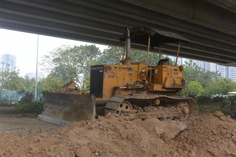 Máy ủi cũng được dựng trên dải phân cách, sẵn sàng cho công tác thi công DSC_9136