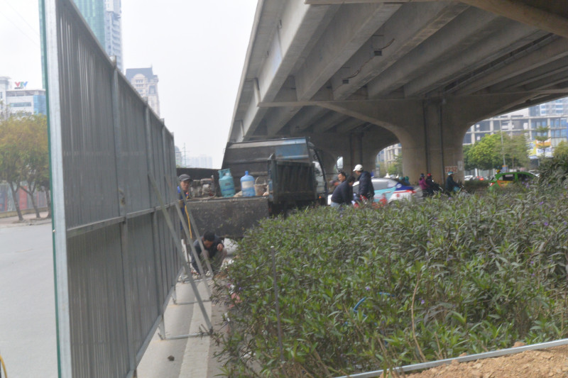 Từ Ngã tư Phạm Hùng - Dương Đình Nghệ đến Ngã tư Phạm Hùng - Đỗ Đức Dục đang được rào lại phục vụ công tác thi công DSC_9163