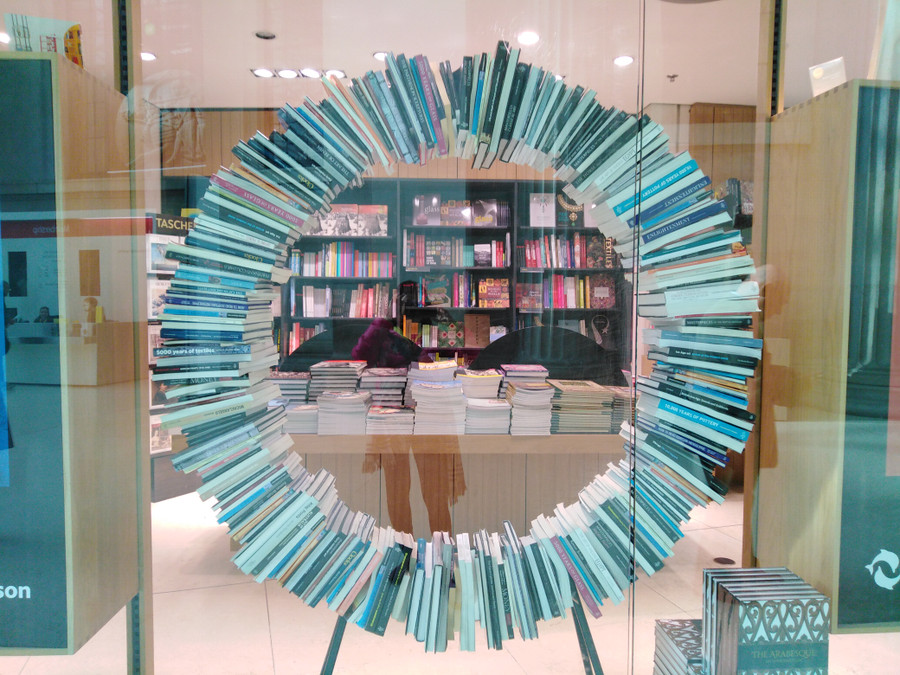 Một hiệu sách phục vụ du khách ghé thăm Bảo tàng Quốc gia ở London.