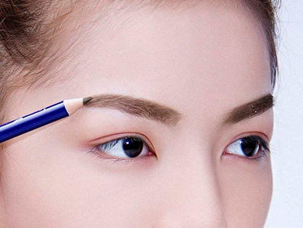 Mẹo hay kẻ lông mày cho gương mặt tròn thêm phần xinh đẹp ảnh 2 Mẹo hay kẻ lông mày cho gương mặt tròn thêm phần xinh đẹp ảnh 2