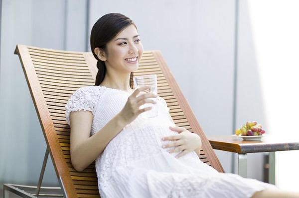 Sáng ngủ dậy, mẹ bầu tuyệt đối đừng làm 4 việc này kẻo hại con trong bụng