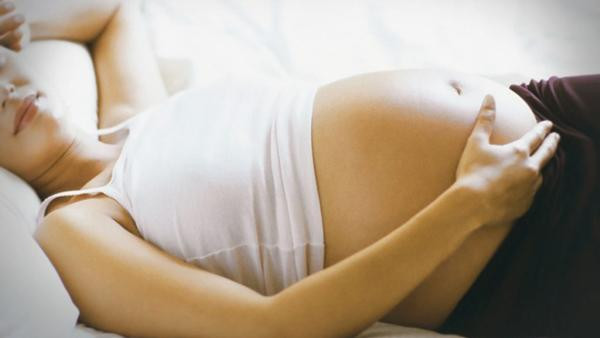 sang ngu day, me bau tuyet doi dung lam 4 viec nay keo hai con trong bung - 1