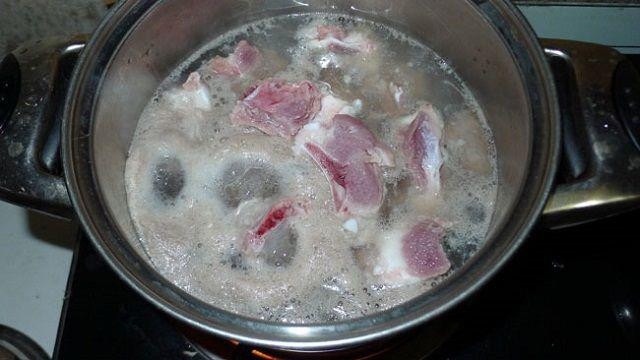 Sự thật lớp bọt trong nước canh xương hay thịt nhiều người hay bỏ đi, có lợi hay hại? ảnh 1 su that lop bot trong nuoc canh xuong hay thit nhieu nguoi hay bo di, co loi hay hai? - 1