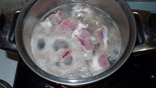 su that lop bot trong nuoc canh xuong hay thit nhieu nguoi hay bo di, co loi hay hai? - 1