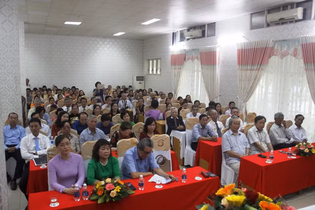  Buổi gặp mặt các cựu nhà giáo đi B. 