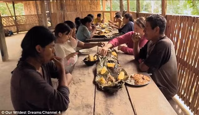 Mari dùng bữa cùng các thành viên trong bộ lạc.