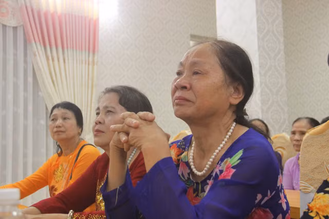 Ánh mắt rưng rưng hồi tưởng lại những gian khổ trong quá khứ