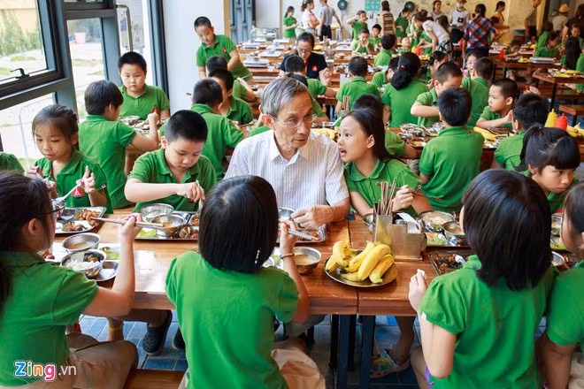 Thầy Nguyễn Xuân Khang ăn trưa cùng các em HS Tiểu học Marie Curie Hà Nội