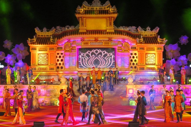 Không gian lễ hội áo dài được tổ chức tại Bia Quốc học Huế