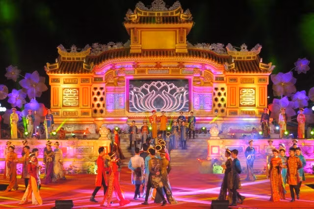 Không gian lễ hội áo dài được tổ chức tại Bia Quốc học Huế