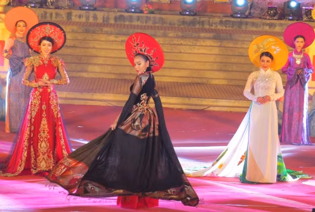 Mỗi vẻ đẹp của tà áo dài đều có một sức hấp dẫn, cuốn hút, riêng biệt