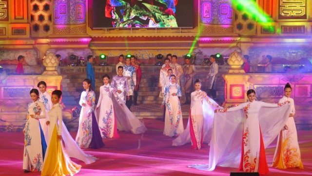 Nhà thiết kế Ngô Nhật Huy đã trình làng những bộ áo dài mới lạ, lôi cuốn người xem