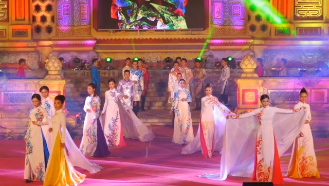 Nhà thiết kế Ngô Nhật Huy đã trình làng những bộ áo dài mới lạ, lôi cuốn người xem