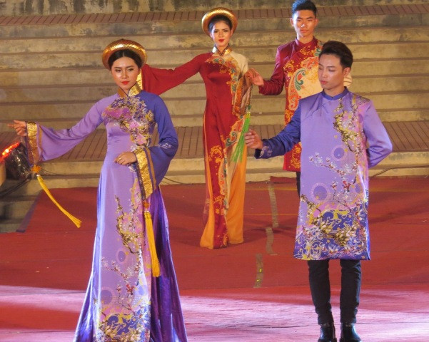 Có 400 Có tổng số 400 mẫu áo dài tinh tế cùng sự trình diễn của các Hoa Hậu, người mẫu xinh đẹp và duyên dáng