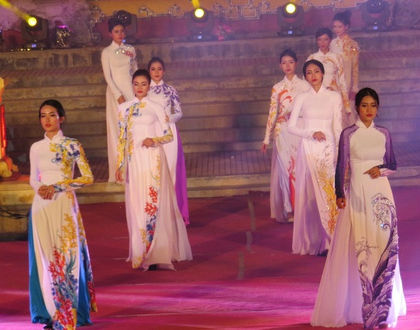 Bộ sưu tập áo dài của Nhà thiết kế Ngô Nhật Huy tại đêm diễn