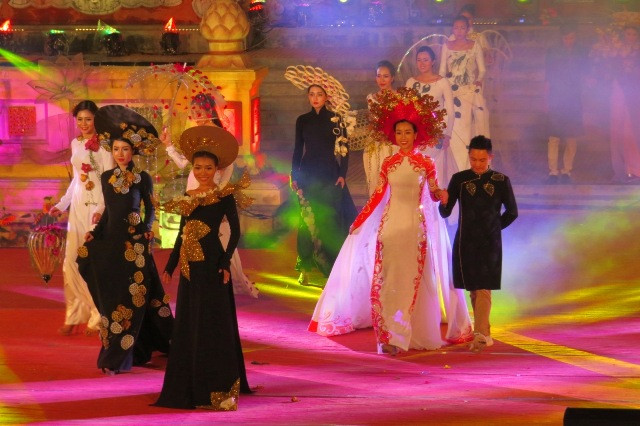 Dẫu Huế xa rồi những nét duyên xưa, những tà áo lụa sắc son chở một trời kỷ niệm