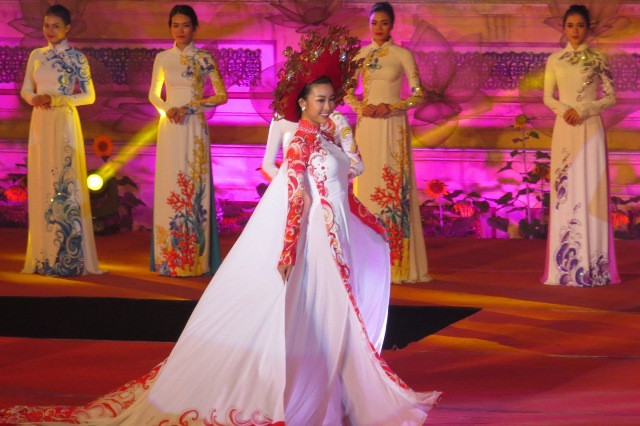 Tham gia buổi trình diễn áo dài Huế vàng son có hoa hậu Việt Nam năm 2016 Đỗ Mỹ Linh
