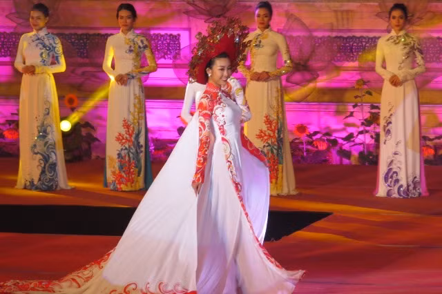 Tham gia buổi trình diễn áo dài Huế vàng son có hoa hậu Việt Nam năm 2016 Đỗ Mỹ Linh