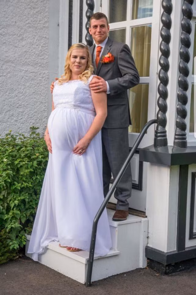 Đám cưới đang diễn ra thì cô dâu Abbie Green bỗng nhiên vỡ nước ối rồi sinh con