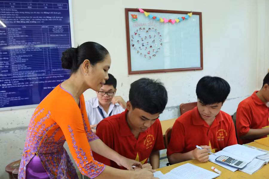 Người thầy là tấm gương về tri thức và đạo đức