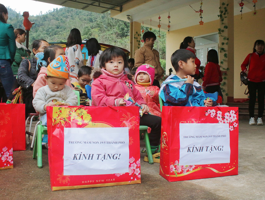 Học sinh tại điểm trường Mầm non Khuổi Chao đều là con em đồng bào dân tộc thiểu số. Học sinh tại điểm trường Mầm non Khuổi Chao đều là con em đồng bào dân tộc thiểu số.