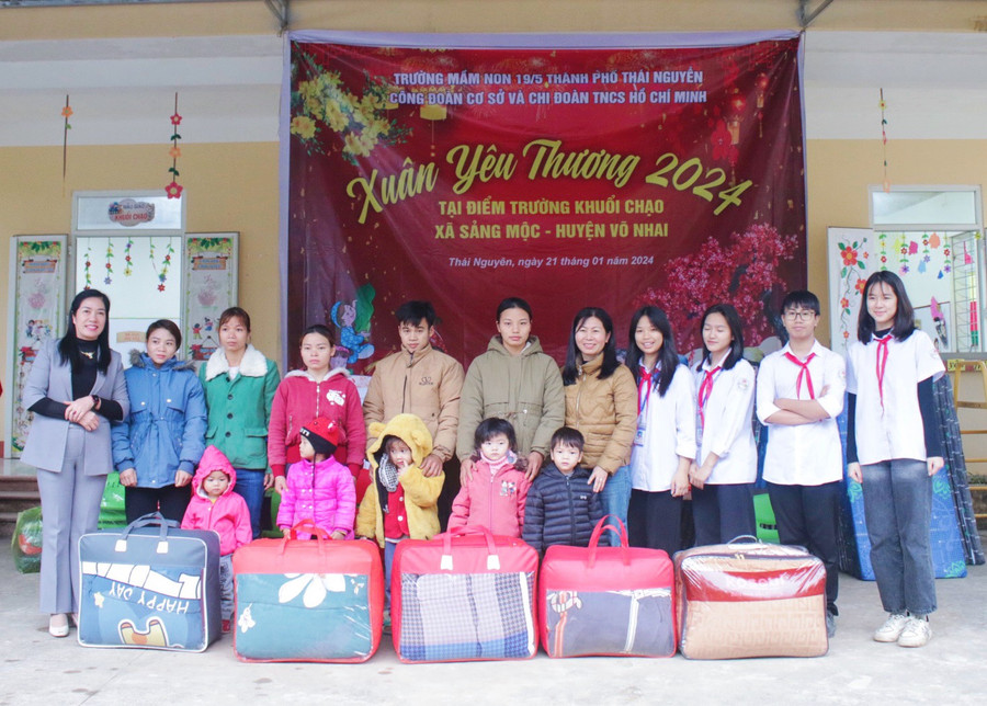 Học sinh có hoàn cảnh đặc biệt khó khăn tại điểm trường Mầm non Khuổi Chạo nhận quà Tết. Học sinh có hoàn cảnh đặc biệt khó khăn tại điểm trường Mầm non Khuổi Chạo nhận quà Tết.