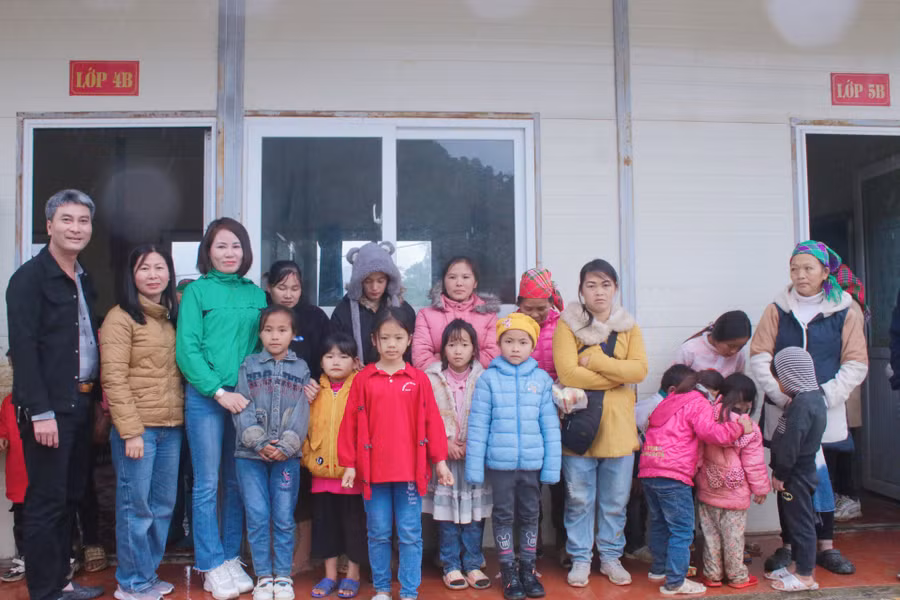 Văn phòng đại diện Báo Giáo dục và Thời đại khu vực Việt Bắc, Trường THCS Quang Trung và Trường Tiểu học Trưng Vương tặng 2 tạ gạo, cùng nhiều thiết bị phục vụ học tập và công tác bán trú cho điểm trường Tiểu học Lũng Hoài.