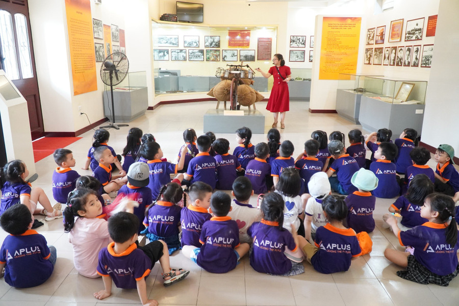 Trong những ngày này, rất nhiều người dân, học sinh đến tham quan khu trưng bày hiện vật về Chiến dịch Điện Biên Phủ.