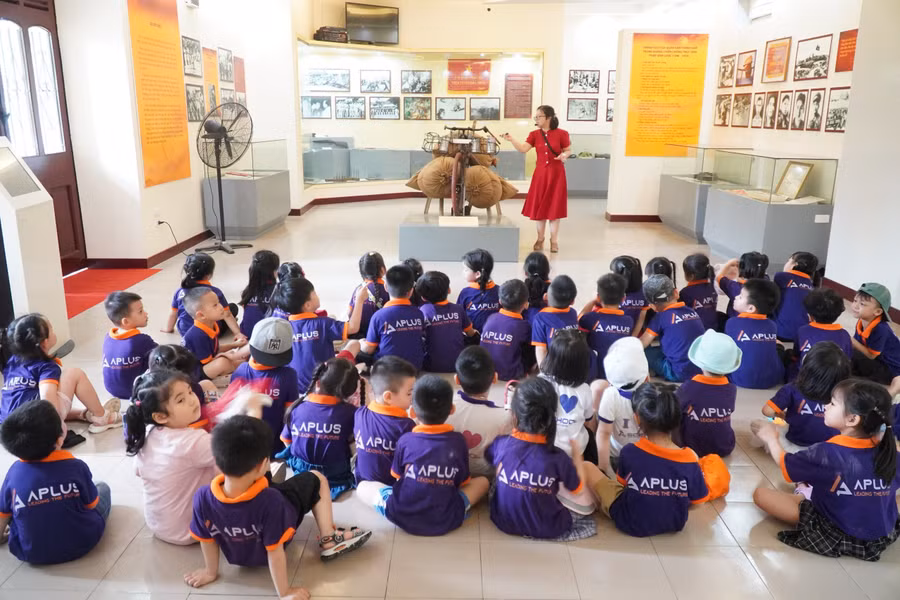 Trong những ngày này, rất nhiều người dân, học sinh đến tham quan khu trưng bày hiện vật về Chiến dịch Điện Biên Phủ.