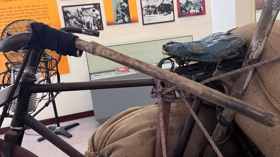 Để chở được nhiều hàng hóa dân công, bộ đội thường phải buộc thêm vào ghi-đông một đoạn tre nhỏ, dài khoảng 1m, gọi là “tay ngai” để điều khiển xe.