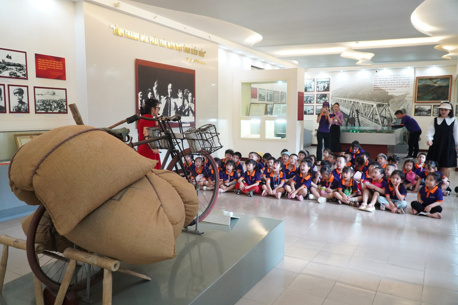 Trong không gian trưng bày, ấn tượng nhất là chiếc xe đạp thồ của ông Trịnh Ngọc, với kỷ lục vận chuyển 345,5 kg/chuyến đã lập nên huyền thoại.