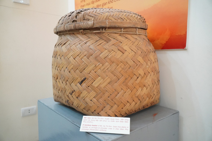 Ngoài chiếc xe đạp thồ, xe cutkit, tại Bảo tàng còn lưu giữ, trưng bày nhiều hình ảnh, kỷ vật của quân và dân Thanh Hóa trong Chiến dịch Điện Biên Phủ như bồ nan của bà Hà Thị Dón, huyện Quan Hoá.