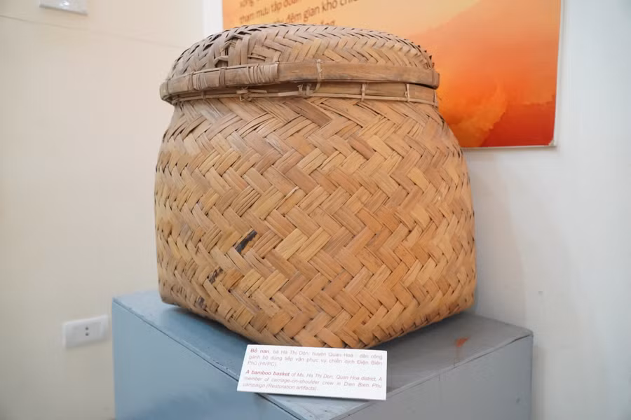 Ngoài chiếc xe đạp thồ, xe cutkit, tại Bảo tàng còn lưu giữ, trưng bày nhiều hình ảnh, kỷ vật của quân và dân Thanh Hóa trong Chiến dịch Điện Biên Phủ như bồ nan của bà Hà Thị Dón, huyện Quan Hoá.