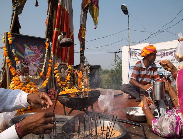 Chiếc xe mô tô thần thánh: mỗi năm có hàng nghìn người kéo đến thờ phụng - Ảnh 5.