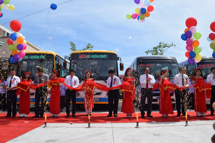  Công ty ô tô Toyota Việt Nam (TMV) trao tặng 2 xe buýt Toyota Coaster cho TP. Đà Nẵng.