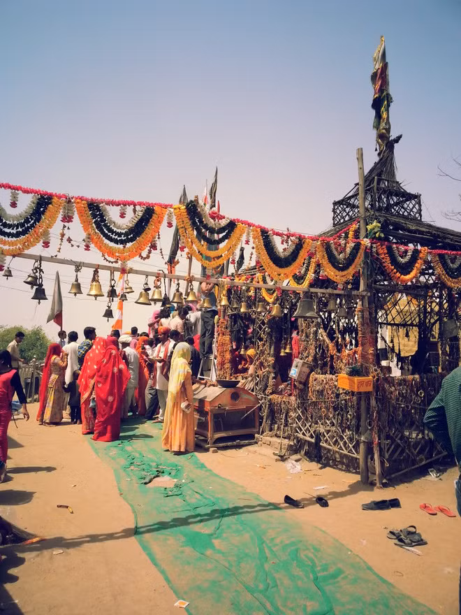 Chiếc xe mô tô thần thánh: mỗi năm có hàng nghìn người kéo đến thờ phụng - Ảnh 6.