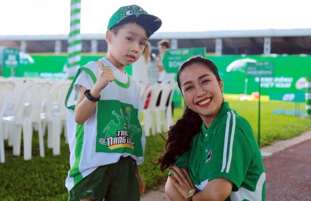 Ốc Thanh Vân cùng con trai hào hứng trải nghiệm đồng hồ Champ Squad