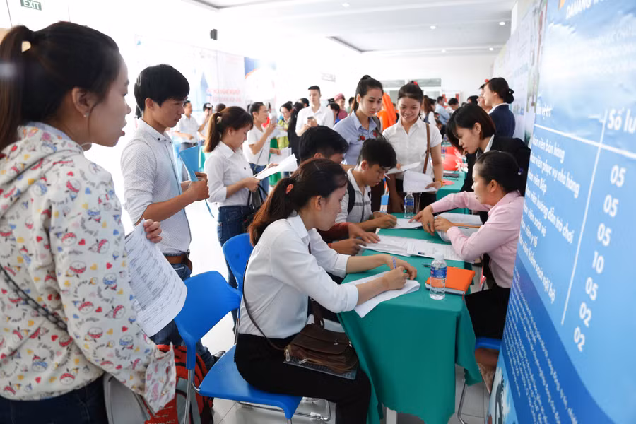 Ngày hội việc làm có sự tham dự của 32 doanh nghiệp, với 2.038 vị trí tuyển dụng ở nhiều ngành nghề đào tạo.