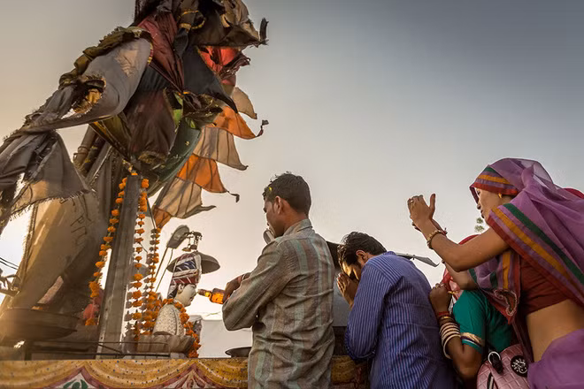 Chiếc xe mô tô thần thánh: mỗi năm có hàng nghìn người kéo đến thờ phụng - Ảnh 3.