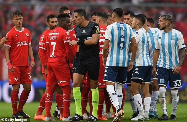 Trọng tài Yael Perez (áo đen) phải nhận sự khủng bố tinh thần sau trận đấu. Trọng tài Yael Perez (áo đen) phải nhận sự khủng bố tinh thần sau trận đấu.