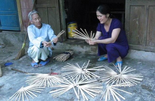  Những gia đình hiếm hoi còn giữ lại nan quạt ở làng Phương Ngạn