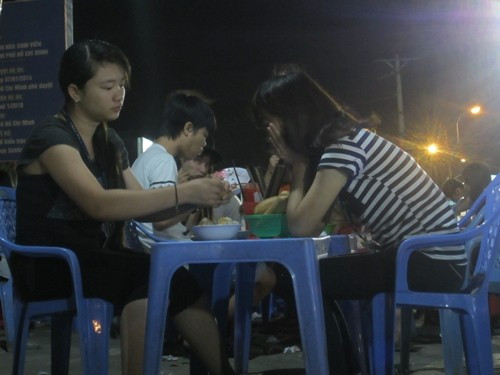 Các quán vỉa hè rất được lòng sinh viên.