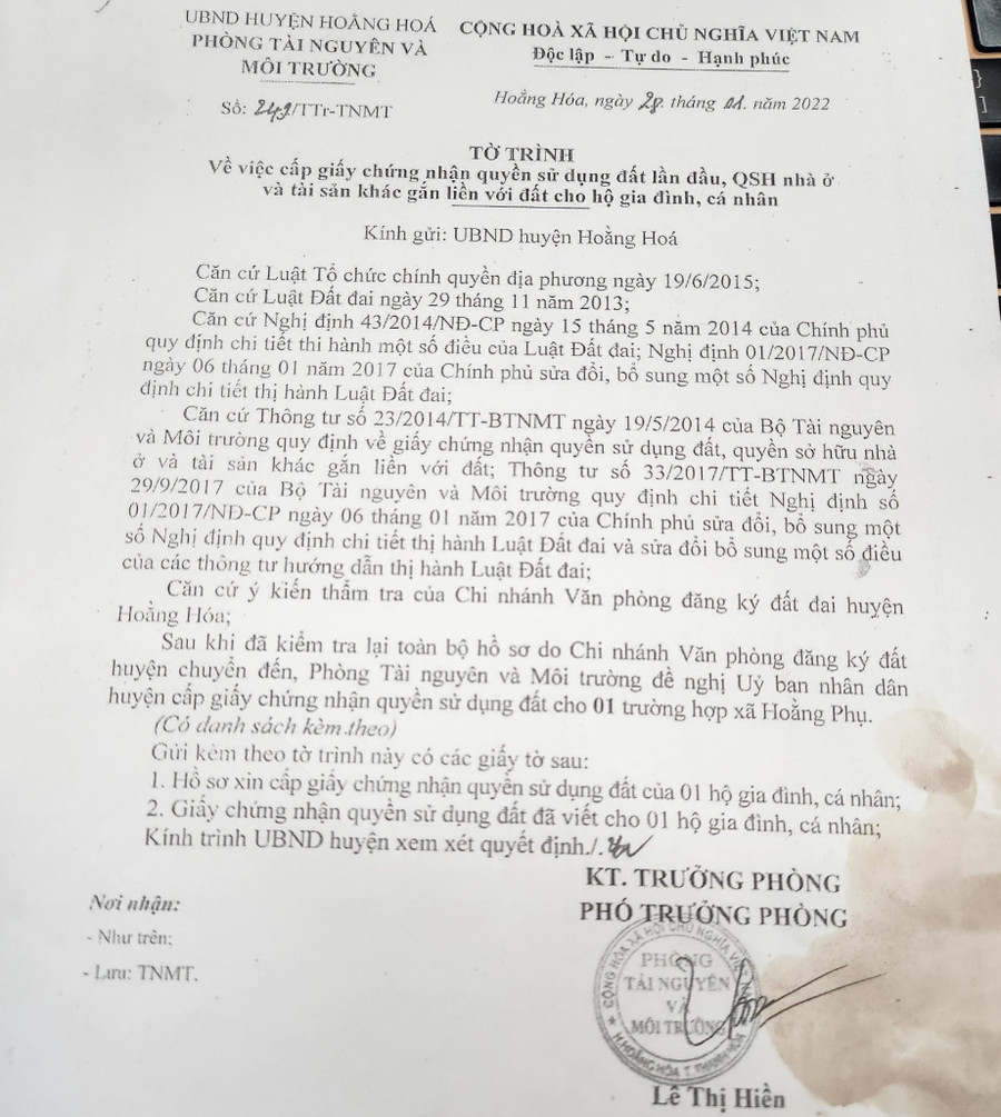 Phòng TN&amp;MT huyện Hoằng Hoá trình lên UBND huyện đề nghị cấp trích lục cho hộ ông Thành. (Ảnh: NT)