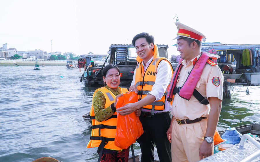 Đoàn đã trao tặng 30 phần quà cho tiểu thương đang hoạt động tại khu vực chợ nổi Cái Răng. Đoàn đã trao tặng 30 phần quà cho tiểu thương đang hoạt động tại khu vực chợ nổi Cái Răng.